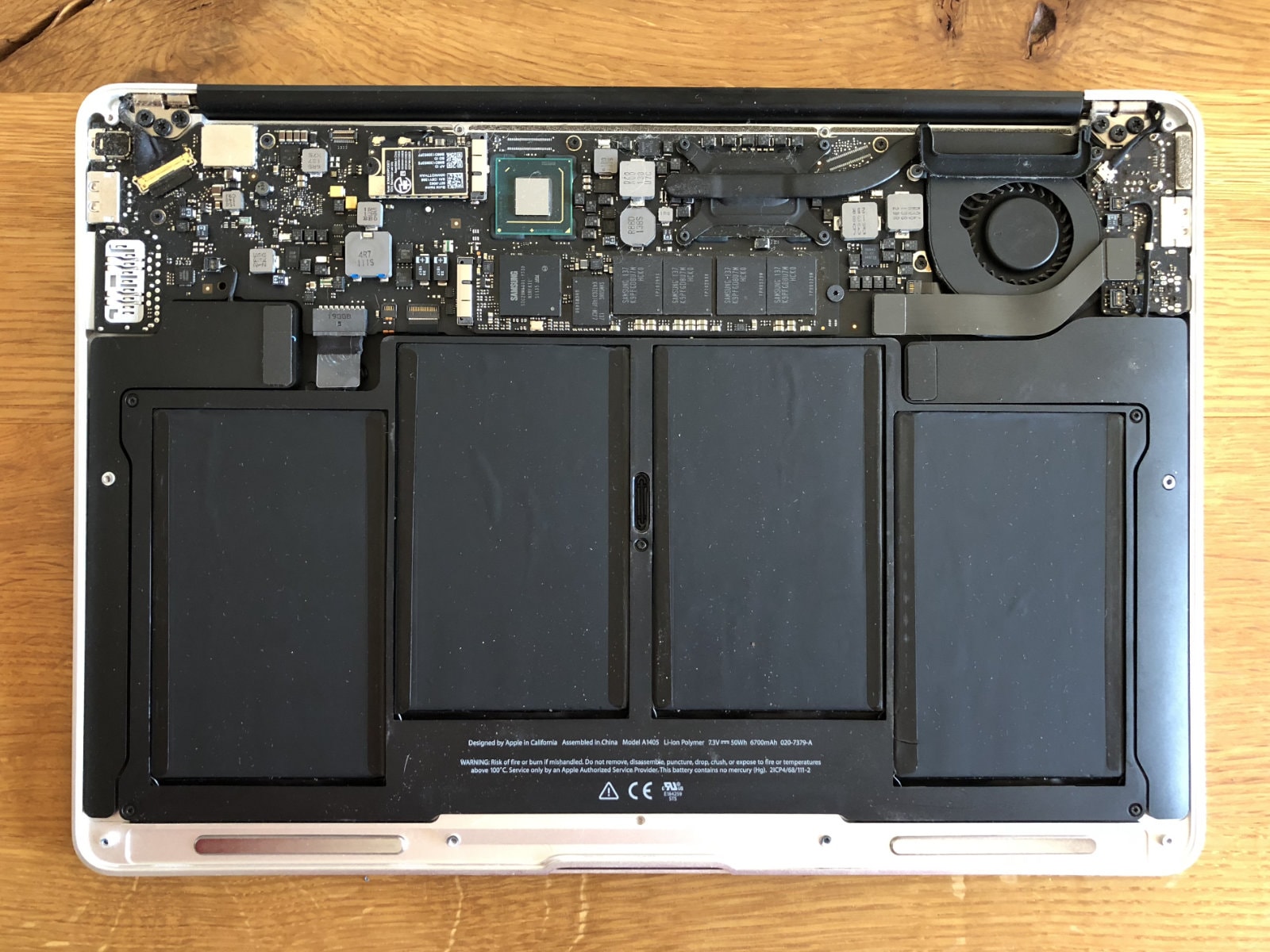 MacBook Airの底蓋を外した状態
