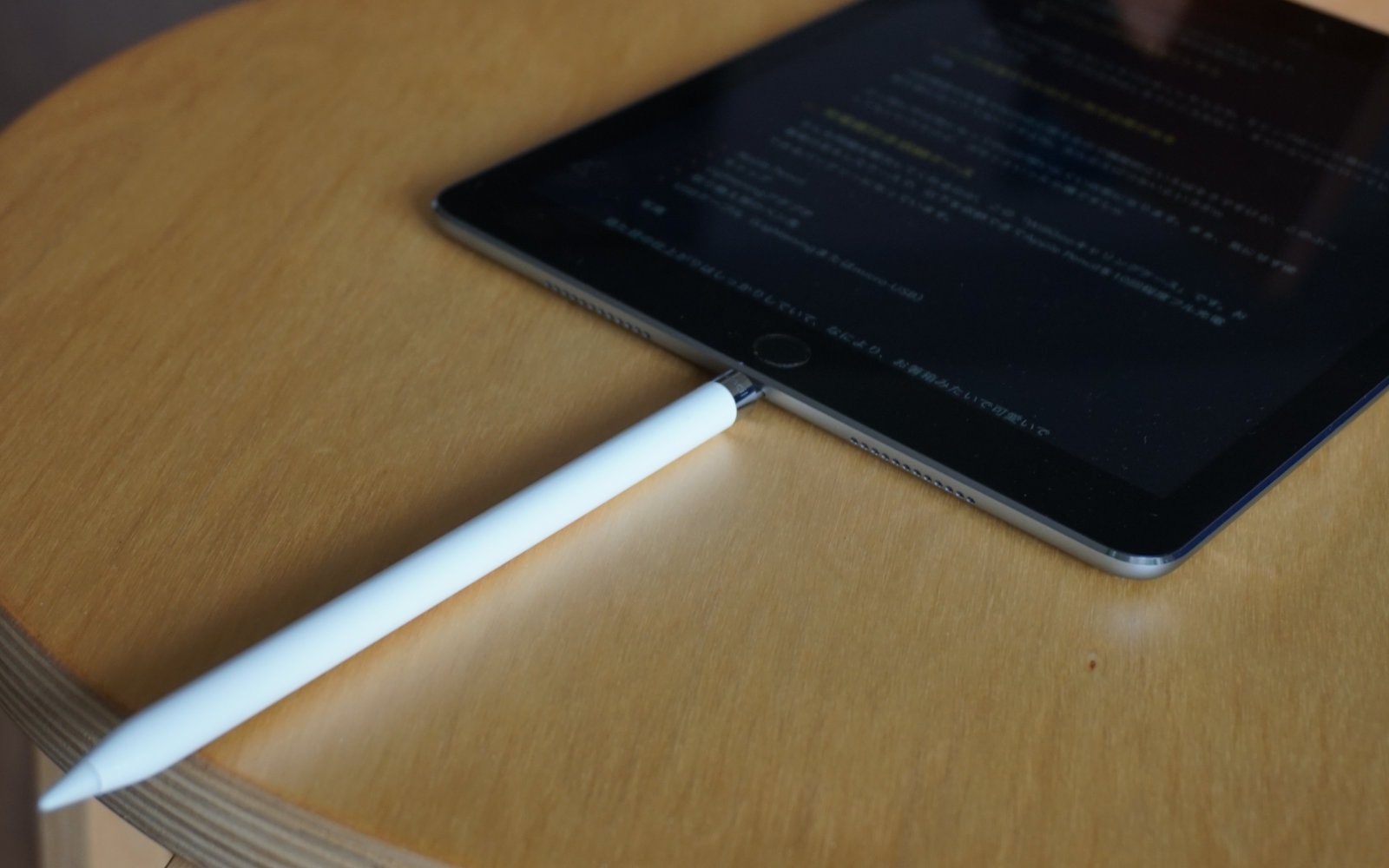 Apple PencilをiPadで充電しているところ。Lightningコネクタに「ぶっ刺す」感じになる